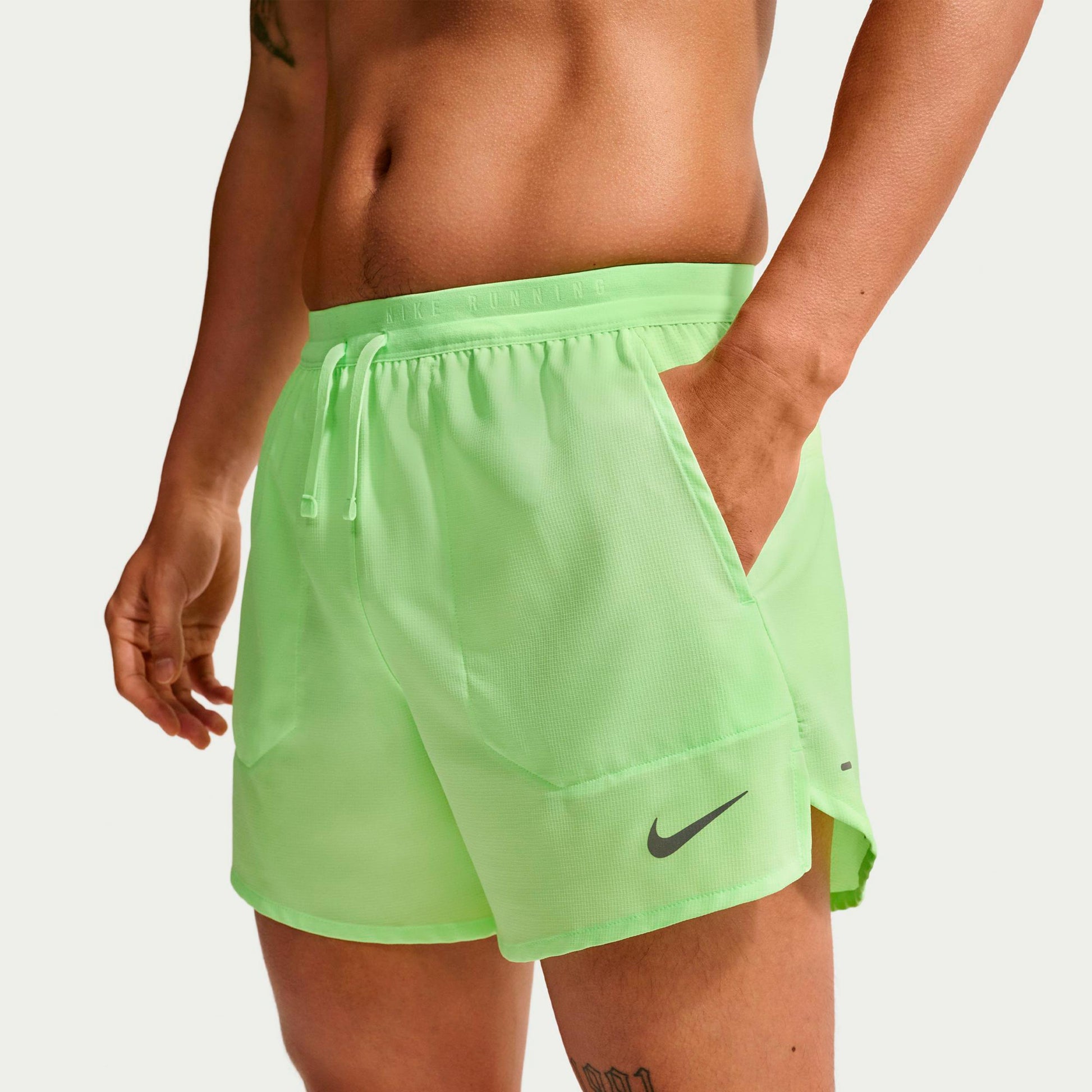 Nike STRIDE 5IN  Løbeshorts Herrer - lysegrøn, sølv