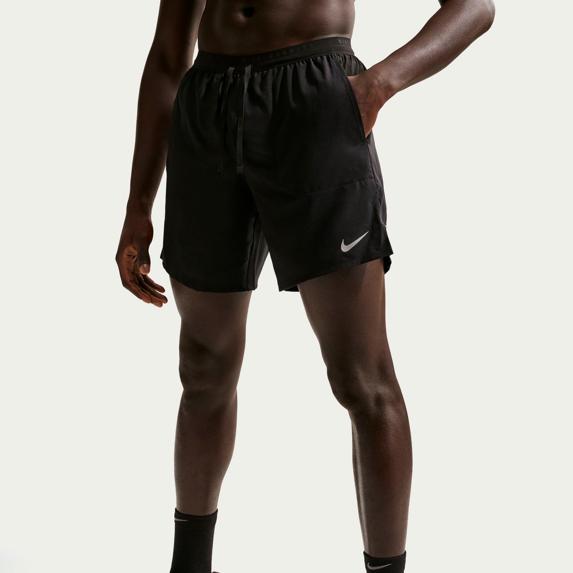 Nike STRIDE 2IN1 7IN  Løbeshorts Herrer - sort, sølv